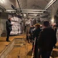 IC Visite de l’intérieur du fort: Le magasin central à munitions M1 (palans de manutention des châssis, dans un fer à cheval géant de 9 cellules, stockant environ 35000 obus). Un système de défense contre l’incendie et des dispositifs anti-souffle complètent la protection