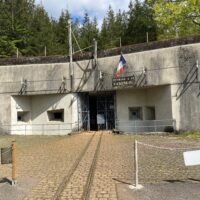 Entrée du fort Hackenberg : L’entrée des munitions du Hackenberg où les trains extérieurs de munitions et tous les ravitaillements, parvenaient aux 1085 hommes d’équipage. Elle est protégée par 3m50 de béton. La pente du terrain permet d’accéder de plain-pied.